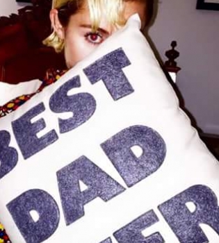 Инста-папы: В День отца суперзвезды поделились редкими семейными кадрами