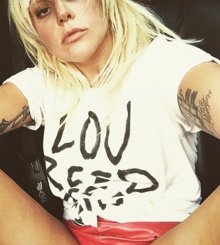 Откровенные танцы и разорванная одежда: Леди Гага шокировала публику своим поведением