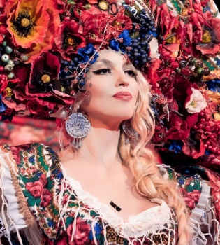 Оля Полякова вышла в свет в вышиванке 150-летней давности