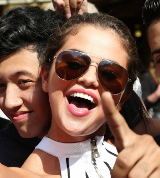 Эмоции на лицо: Селена Гомес в восторге от встречи с фанатами