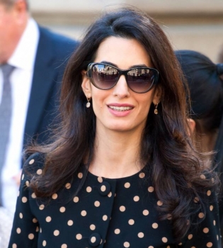 Красотка Амаль Клуни демонстрирует идеальный стиль в суде