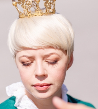 Onuka примерила королевский наряд