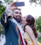 Красавица-солистка The Hardkiss и ее муж в образе Чудовища: сказочная фотосессия