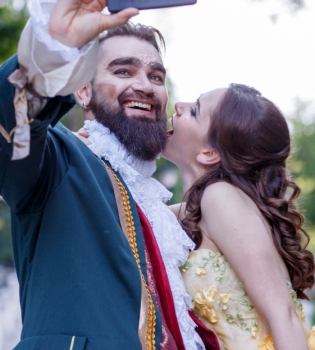 Красавица-солистка The Hardkiss и ее муж в образе Чудовища: сказочная фотосессия