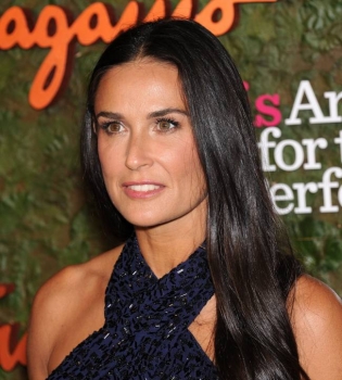 Деми Мур показала соблазнительную фигуру в бикини