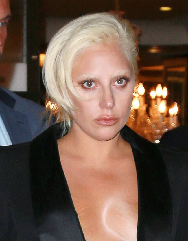 Леди Гага оголила грудь во время прогулки