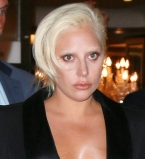 Леди Гага оголила грудь во время прогулки