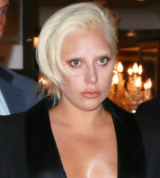 Леди Гага оголила грудь во время прогулки