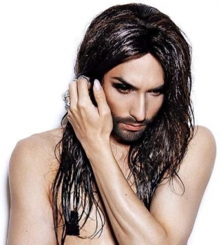 Кончита Вурст снялась топлес для обложки Rolling Stone