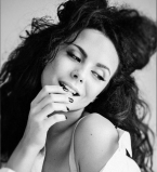 Настя Каменских блистает на обложке глянца в соблазнительном бикини