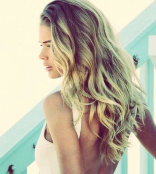 Жаркое лето: Даутцен Крус позирует топлес