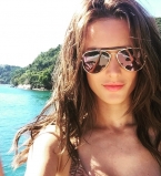 Алессандра Амбросио в соблазнительном бикини на пляже Рио-де-Жанейро