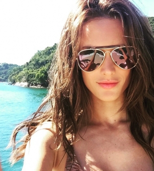 Алессандра Амбросио в соблазнительном бикини на пляже Рио-де-Жанейро