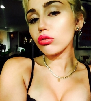 Майли Сайрус признана самой сексуальной вегетарианкой