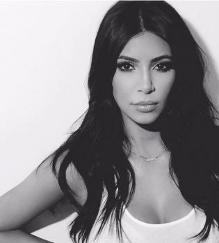 Беременная Ким Кардашьян обескуражила публику откровенным декольте