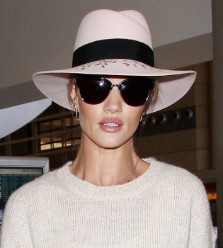 Идеальна во всем: Роузи Хантингтон-Уайтли демонстрирует белоснежный наряд