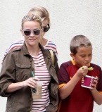 Модная мамочка Риз Уизерспун показала повзрослевших детей