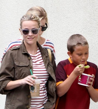 Модная мамочка Риз Уизерспун показала повзрослевших детей