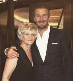 Дэвид Бекхэм трогательно поздравил свою маму с днем рождения