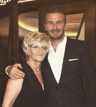 Дэвид Бекхэм трогательно поздравил свою маму с днем рождения