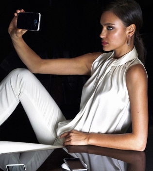 Ирина Шейк рассказала, как сделать самое лучшее селфи