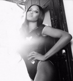 Сексуальная Наоми Кэмпбелл демонстрирует идеальную фигуру в нижнем белье