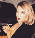 Новая девушка Бонда празднует 30-летие