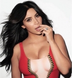 Ким Кардашьян показала роскошную грудь на обложке глянца