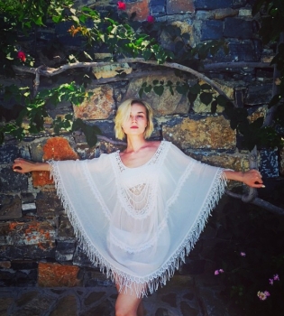 Полина Гагарина показала стройную фигуру в купальнике