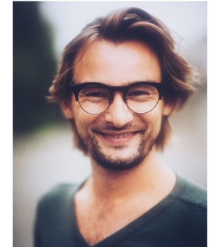 Фотофакт: Алан Бадоев обнимался с сексапильной блондинкой