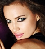 Ирина Шейк выложила обнаженное селфи в постели