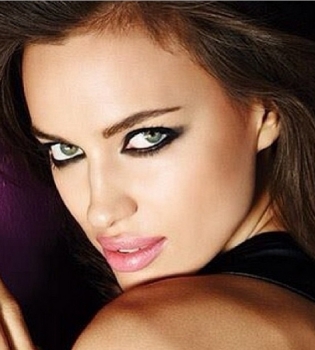 Ирина Шейк выложила обнаженное селфи в постели