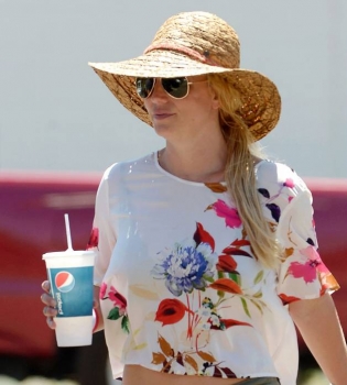 Бритни Спирс демонстрирует деревенский стиль на улицах Лос-Анджелеса