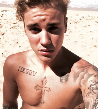 Жаркое лето: Джастин Бибер полностью оголился на отдыхе