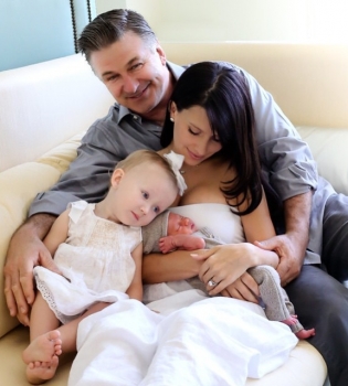 Алек и Хилария Болдуин показали новорожденного сына