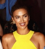 Ирина Шейк демонстрирует стройные ножки на модном показе в Париже