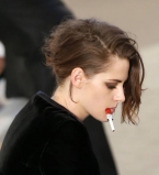 Эпатажная Кристен Стюарт пришла на модный показ в мужском костюме и с сигаретой