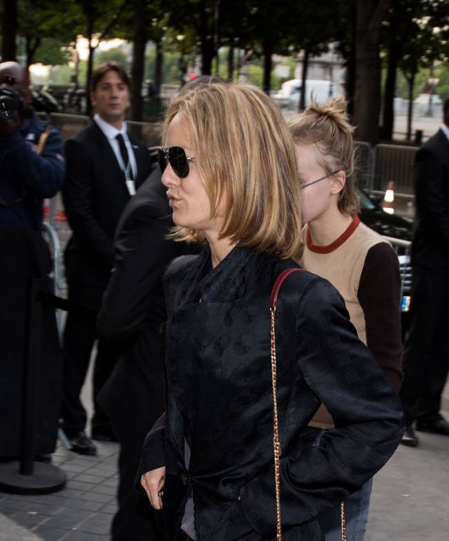 42-летняя Ванесса Паради с дочерью посетили показ Chanel