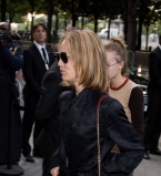 42-летняя Ванесса Паради с дочерью посетили показ Chanel