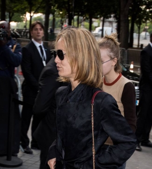 42-летняя Ванесса Паради с дочерью посетили показ Chanel