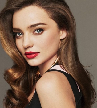 Миранда Керр демонстрирует идеальную фигуру в соблазнительном боди