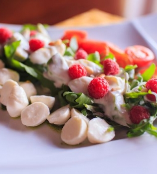 Новое летнее меню в ресторане The Strand Grill