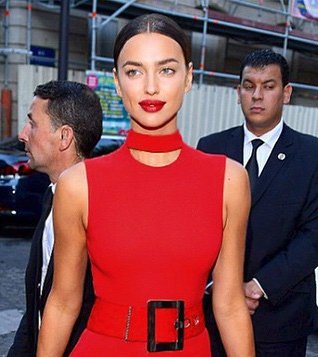 Сексуальная Ирина Шейк покорила публику красным нарядом Versace