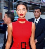 Сексуальная Ирина Шейк покорила публику красным нарядом Versace