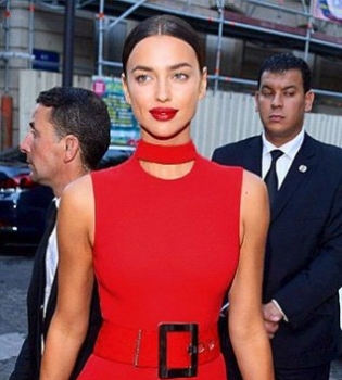 Сексуальная Ирина Шейк покорила публику красным нарядом Versace