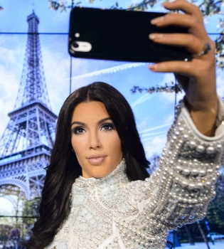 Королева селфи: в музее мадам Тюссо установили восковую фигуру Ким Кардашьян