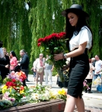 Мария Яремчук с братьями побывала на могиле отца