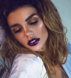 Анна Седокова снялась в кружевном белье