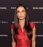 В бассейне Деми Мур найден мертвый мужчина