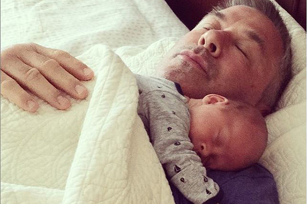 Жена Алека Болдуина показала трогательные фото новорожденного сына